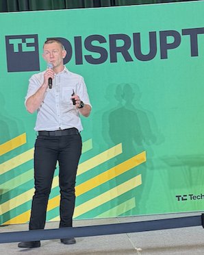 Tomasz Pasko, założyciel Vibe9, na scenie TechCrunch Disrupt